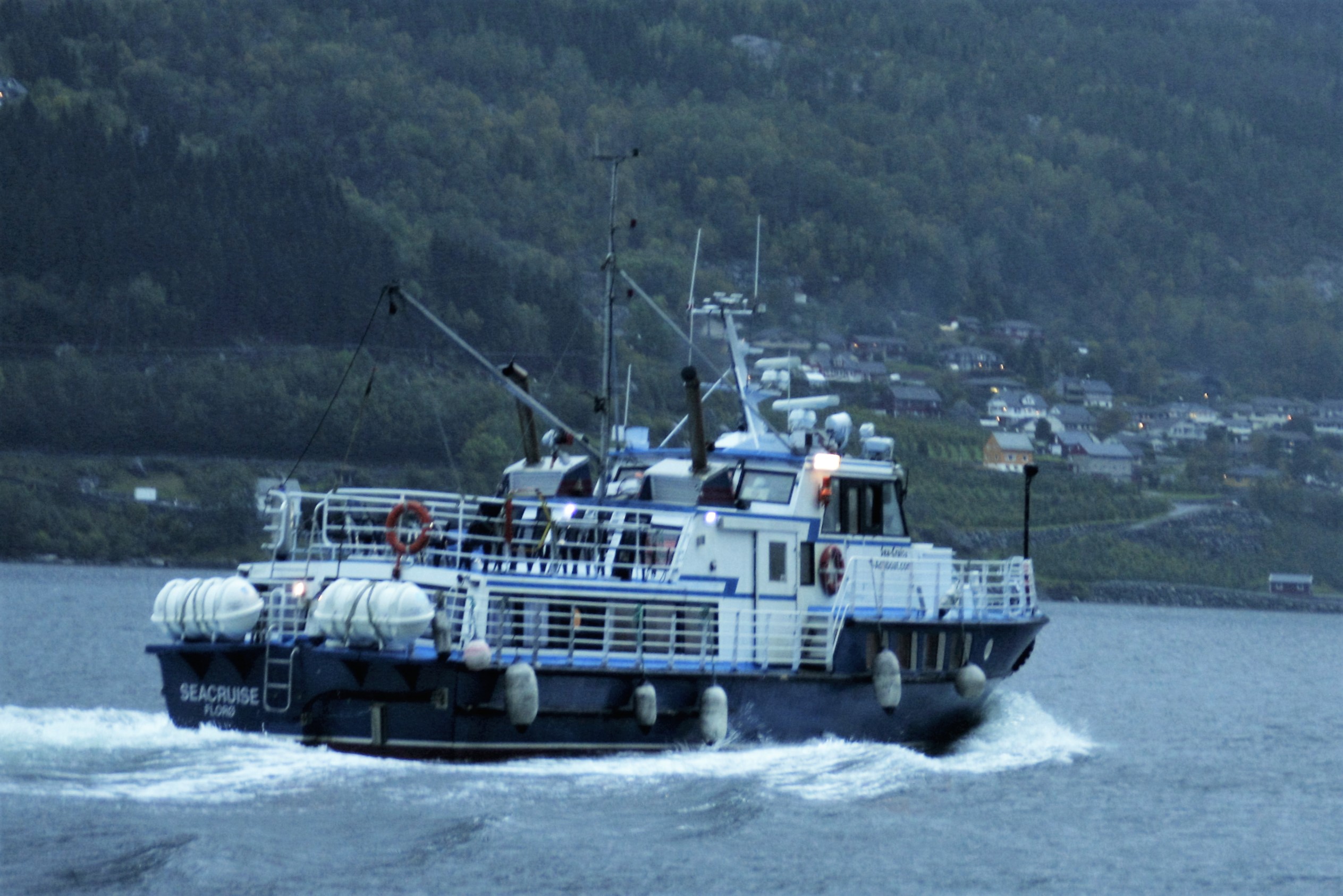 Foreldre ynskjer båtskyss mellom Lofthus og Børve. 